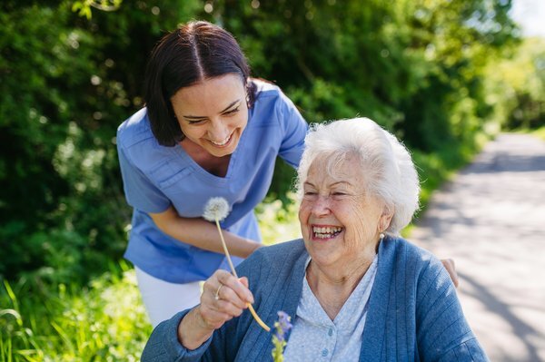 What Services to Expect From Assisted Living Communities in Tampa, FL